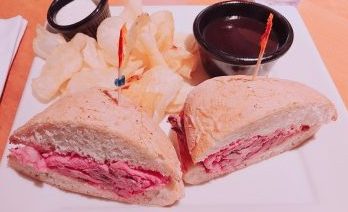 噂のローリーズのステーキがサンドイッチに