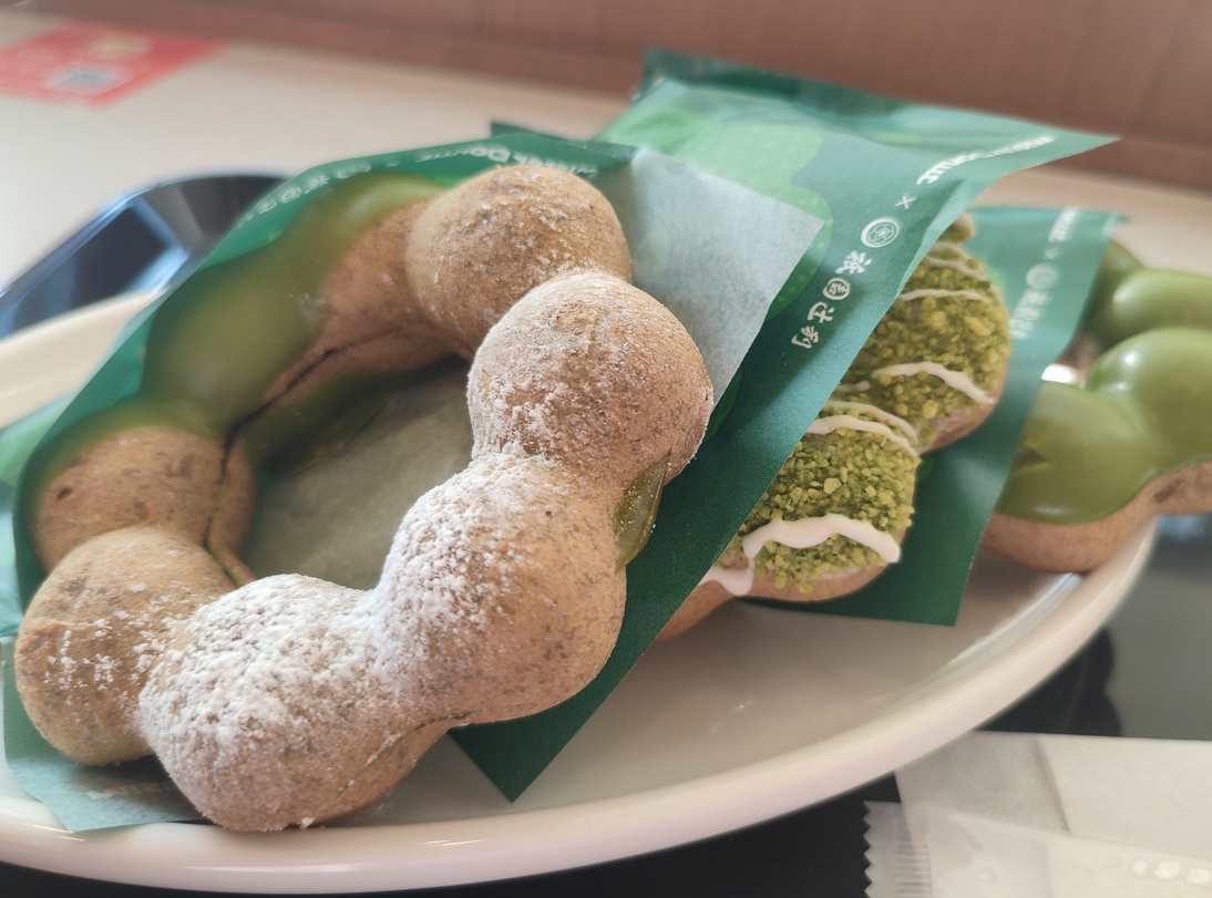 ミスド食べ放題で提供されるドーナツとドリンクのセット