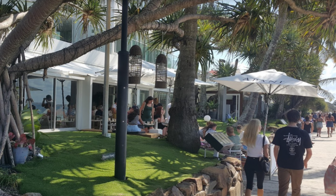 Noosa Main Beach　walk side