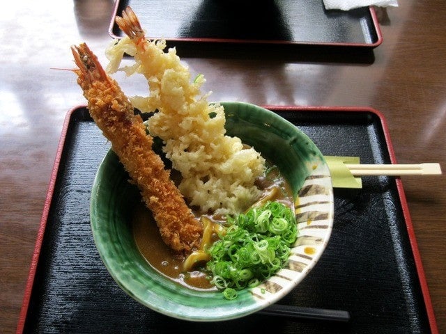 滋賀県のB級グルメ「海老天とエビフライのカレーうどん」