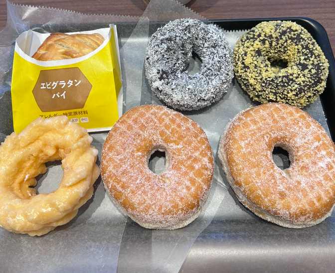 ミスド食べ放題で選べるドーナツとショーケースの様子