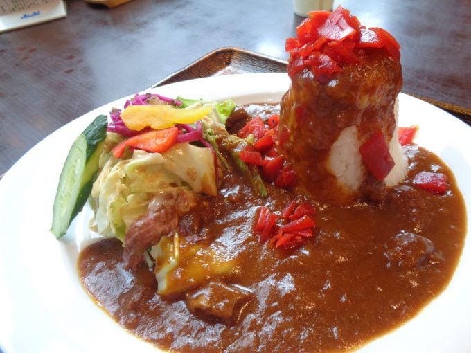 レストランで美味しいグルメに舌鼓