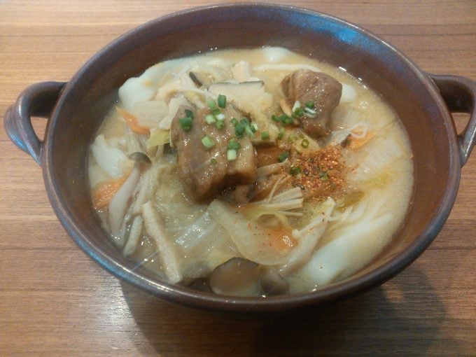 レストランで美味しいグルメに舌鼓