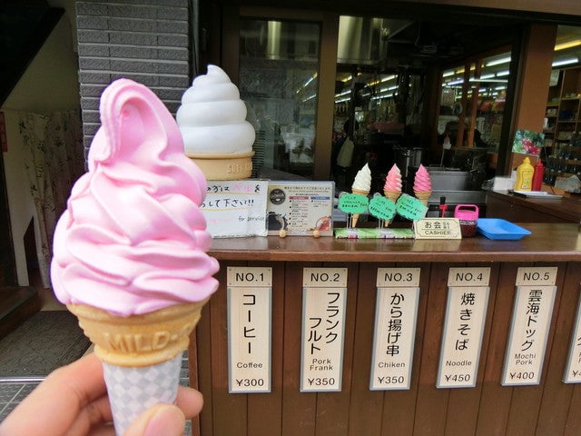 レストランで美味しいグルメに舌鼓