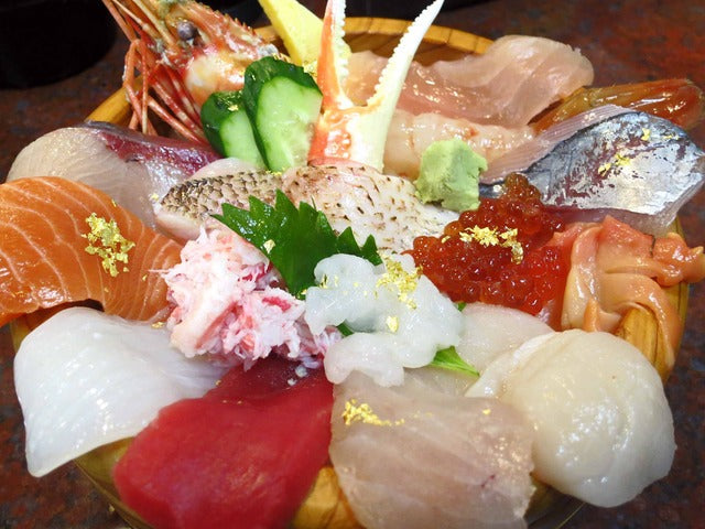近江町市場で食い倒れ！海鮮丼＆寿司と金沢グルメで満腹になろう！