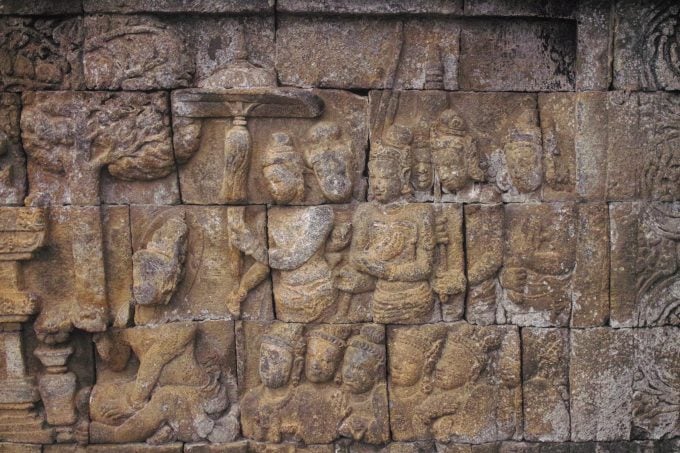 総延長5キロメートルに及ぶレリーフと古代文字