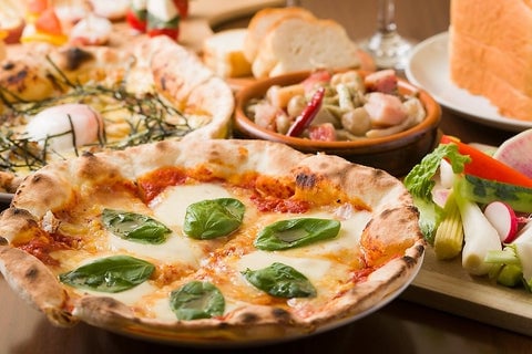 WINE　＆　PIZZA　HACHI　（　ハチ　）